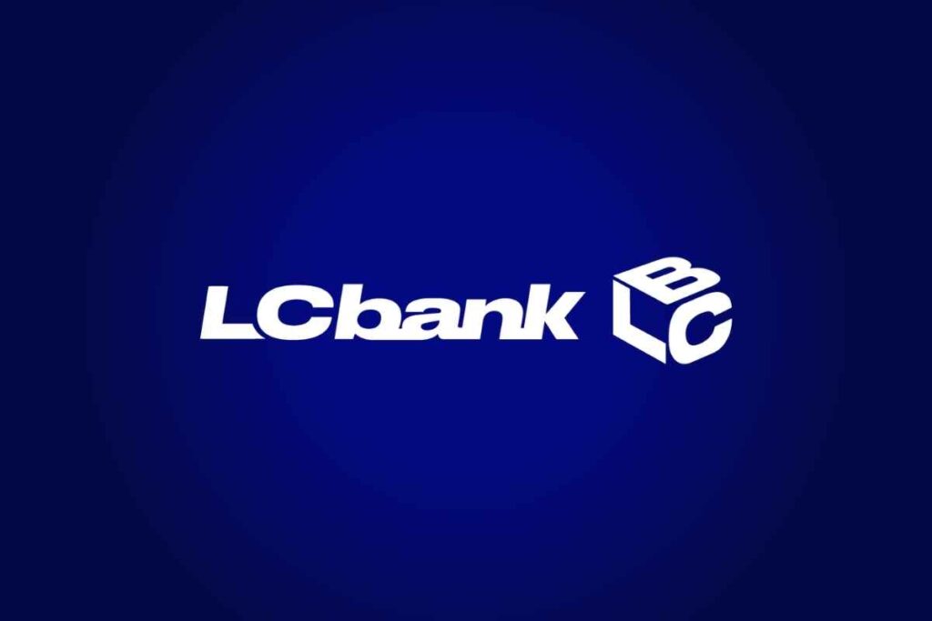 Logo da LCbank em fundo azul escuro