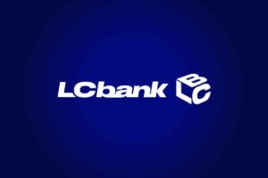 Logo da LCbank em fundo azul escuro