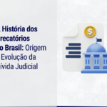 Capa ilustrada com o título “A História dos Precatórios no Brasil: Origem e Evolução da Dívida Judicial” em texto azul-escuro sobre fundo cinza-claro texturizado. À direita, há uma ilustração tridimensional de um documento branco com uma moeda dourada no canto superior e um prédio institucional azul à frente, remetendo ao sistema público e a pagamentos judiciais. No canto inferior direito aparece um pequeno logotipo azul. O layout é dividido verticalmente, com o texto ocupando a metade esquerda e a ilustração a metade direita, em estilo moderno e corporativo.